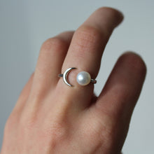 Load image into Gallery viewer, Sterling Silver Moon and Pearl Ring
