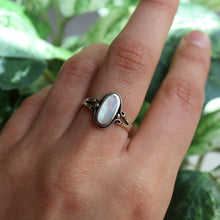 Load image into Gallery viewer, Sterling Silver Mother of Pearl Oval Ring
