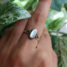 Load image into Gallery viewer, Sterling Silver Mother of Pearl Oval Ring
