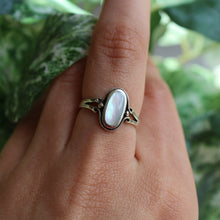 Load image into Gallery viewer, Sterling Silver Mother of Pearl Oval Ring
