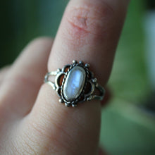 Load image into Gallery viewer, Moonstone Oval Frill Ring
