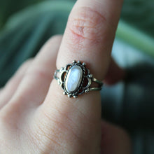 Load image into Gallery viewer, Moonstone Oval Frill Ring
