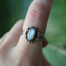 Load image into Gallery viewer, Moonstone Oval Frill Ring
